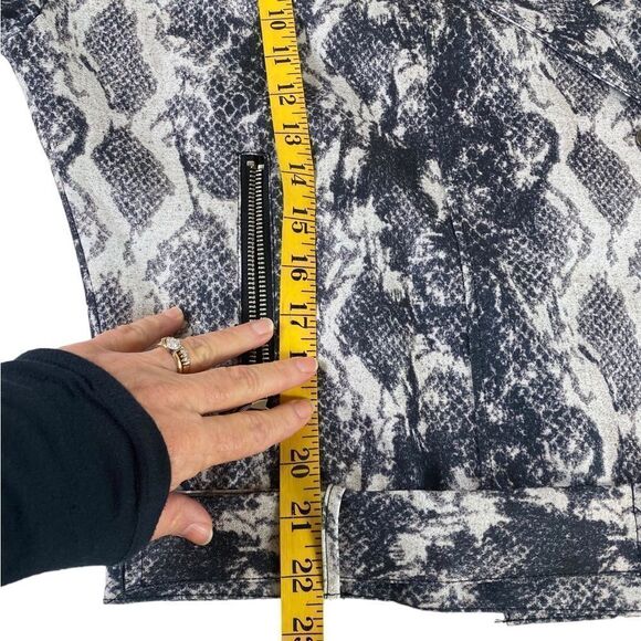 Avantlook M oversized jacket in snakeskin print. Moto zips lightweight Spring - Picture 7 of 9